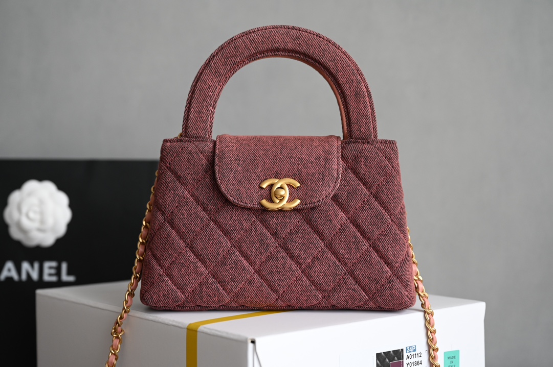 CHANEL 
 丹宁牛仔系列
𝗞𝗲𝗹𝗹𝘆 手提链条包大号 
专柜售价𝟥𝟧𝟨𝟢𝟢𝗋𝗆𝖻购入开发〰️

全网最热🔥𝟤𝟦𝖯 𝗄𝖾𝗅𝗅𝗒手提袋
叱咤整个秀场简直美绝了〰️
简约又复古的小手提很灵魂很舒适
又乖又耐看实在绝对爱不释手❕

五金：厚镀𝟤𝟦𝗄复古金
皮料：丹宁牛仔
尺寸： 𝟣𝟥*𝟣𝟫*𝟩 𝖼𝗆-高仿包包