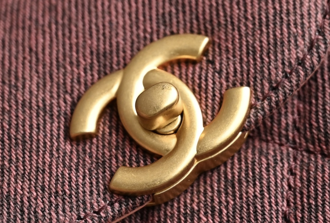 图片[5]-CHANEL 
 丹宁牛仔系列
𝗞𝗲𝗹𝗹𝘆 手提链条包大号 
专柜售价𝟥𝟧𝟨𝟢𝟢𝗋𝗆𝖻购入开发〰️

全网最热🔥𝟤𝟦𝖯 𝗄𝖾𝗅𝗅𝗒手提袋
叱咤整个秀场简直美绝了〰️
简约又复古的小手提很灵魂很舒适
又乖又耐看实在绝对爱不释手❕

五金：厚镀𝟤𝟦𝗄复古金
皮料：丹宁牛仔
尺寸： 𝟣𝟥*𝟣𝟫*𝟩 𝖼𝗆-高仿包包