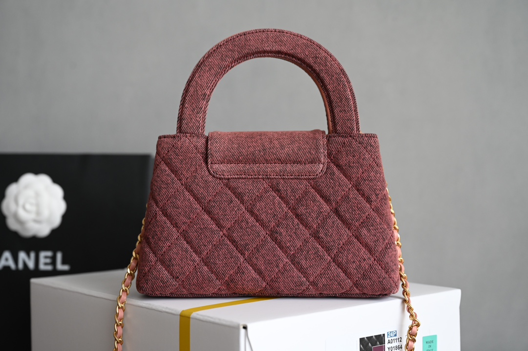 图片[2]-CHANEL 
 丹宁牛仔系列
𝗞𝗲𝗹𝗹𝘆 手提链条包大号 
专柜售价𝟥𝟧𝟨𝟢𝟢𝗋𝗆𝖻购入开发〰️

全网最热🔥𝟤𝟦𝖯 𝗄𝖾𝗅𝗅𝗒手提袋
叱咤整个秀场简直美绝了〰️
简约又复古的小手提很灵魂很舒适
又乖又耐看实在绝对爱不释手❕

五金：厚镀𝟤𝟦𝗄复古金
皮料：丹宁牛仔
尺寸： 𝟣𝟥*𝟣𝟫*𝟩 𝖼𝗆-高仿包包