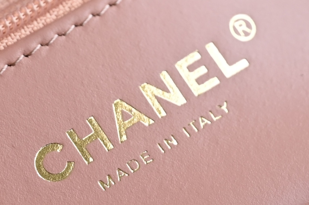 图片[8]-CHANEL 
 丹宁牛仔系列
𝗞𝗲𝗹𝗹𝘆 手提链条包大号 
专柜售价𝟥𝟧𝟨𝟢𝟢𝗋𝗆𝖻购入开发〰️

全网最热🔥𝟤𝟦𝖯 𝗄𝖾𝗅𝗅𝗒手提袋
叱咤整个秀场简直美绝了〰️
简约又复古的小手提很灵魂很舒适
又乖又耐看实在绝对爱不释手❕

五金：厚镀𝟤𝟦𝗄复古金
皮料：丹宁牛仔
尺寸： 𝟣𝟥*𝟣𝟫*𝟩 𝖼𝗆-高仿包包