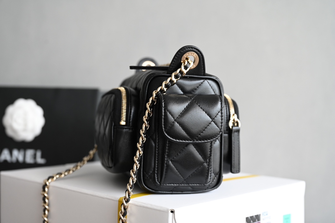 Picture [4]-CHANEL 𝟐𝟒𝐊 Camera bag small counter price 𝟦𝟦𝟦𝟧𝟢𝟢𝟢 𝗋𝗆𝖻 Purchase development 〰️ leather surface is waxed texture lambskin material feel delicate and soft fleshy after a special process of treatment of the leather surface is more wear-resistant and resistant to fabrication of the leather surface is transparent and delicate! Vintage chic without the need for effort with the easy to create a casual sense of relaxation Hardware: 24K light gold plating Leather: glossy wrinkled lambskin Size: 𝟣𝟥* 𝟤𝟥* 𝟣𝟧 𝖼𝗆- high quality replica handbags