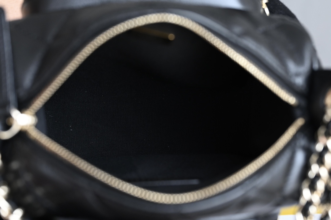 Picture [9]-CHANEL 𝟐𝟒𝐊 Camera bag small counter price 𝟦𝟦𝟦𝟧𝟢𝟢𝟢 𝗋𝗆𝖻 Purchase development 〰️ leather surface is waxed texture lambskin material feel delicate and soft fleshy after a special process of treatment of the leather surface is more wear-resistant and resistant to fabrication of the leather surface is transparent and delicate! Vintage chic without the need for effort with the easy to create a casual sense of relaxation Hardware: 24K light gold plating Leather: glossy wrinkled lambskin Size: 𝟣𝟥* 𝟤𝟥* 𝟣𝟧 𝖼𝗆- high quality replica bags
