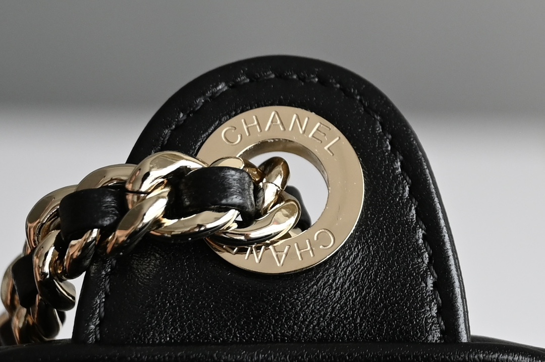 Picture [7]-CHANEL 𝟐𝟒𝐊 Camera bag small counter price 𝟦𝟦𝟦𝟧𝟢𝟢𝟢 𝗋𝗆𝖻 Purchase development 〰️ leather surface is waxed texture lambskin material feel delicate and soft fleshy after a special process of treatment of the leather surface is more wear-resistant and resistant to fabrication of the leather surface is transparent and delicate! Vintage chic without the need for effort with the easy to create a casual sense of relaxation Hardware: 24K light gold plating Leather: glossy wrinkled lambskin Size: 𝟣𝟥* 𝟤𝟥* 𝟣𝟧 𝖼𝗆- high quality replica handbags
