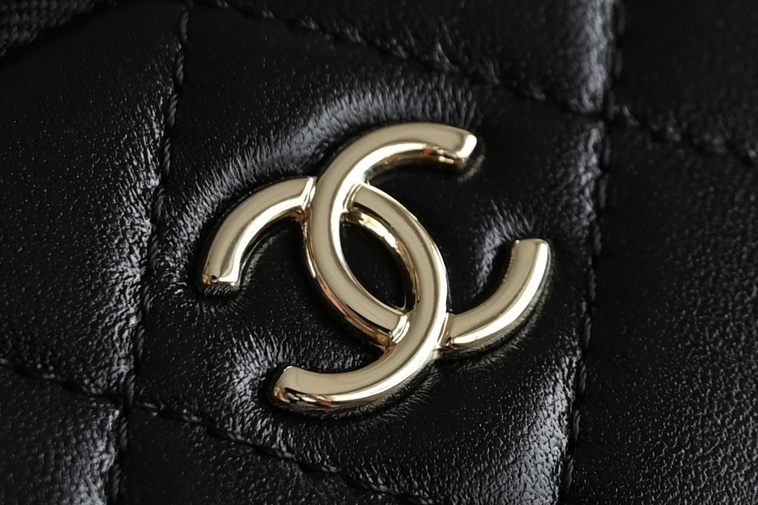 Picture [6]-CHANEL 𝟐𝟒𝐊 Camera bag small counter price 𝟦𝟦𝟦𝟧𝟢𝟢𝟢 𝗋𝗆𝖻 Purchase development 〰️ leather surface is waxed texture lambskin material feel delicate and soft fleshy after a special process of treatment of the leather surface is more wear-resistant and resistant to fabrication of the leather surface is transparent and delicate! Vintage chic without the need for effort with the easy to create a casual sense of relaxation Hardware: 24K light gold plating Leather: glossy wrinkled lambskin Size: 𝟣𝟥* 𝟤𝟥* 𝟣𝟧 𝖼𝗆- high quality replica handbags