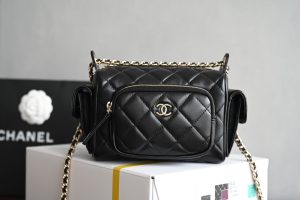 CHANEL  
 𝟐𝟒𝐊 相机包 小号
专柜售价𝟦𝟦𝟧𝟢𝟢𝗋𝗆𝖻购入开发〰️

皮面为蜡面质感小羊皮材质手感细嫩柔软肉感十足经过特殊工艺处理皮面更加耐磨抗造皮面通透细腻！复古时髦无需费力搭配轻轻松松就能营造出随性松驰感

五金:   24K浅金电镀 
皮料:   亮面皱纹小羊皮
尺寸：𝟣𝟥*𝟤𝟥*𝟣𝟧𝖼𝗆-高仿包包
