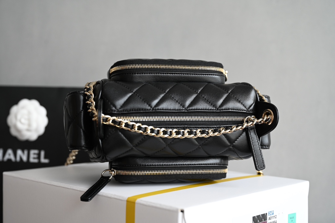 Picture [5]-CHANEL 𝟐𝟒𝐊 Camera bag small counter price 𝟦𝟦𝟦𝟧𝟢𝟢𝟢 𝗋𝗆𝖻 Purchase development 〰️ leather surface is waxed texture lambskin material feel delicate and soft fleshy after a special process of treatment of the leather surface is more wear-resistant and resistant to fabrication of the leather surface is transparent and delicate! Vintage chic without the need for effort with the easy to create a casual sense of relaxation Hardware: 24K light gold plating Leather: glossy wrinkled lambskin Size: 𝟣𝟥* 𝟤𝟥* 𝟣𝟧 𝖼𝗆- high quality replica handbags