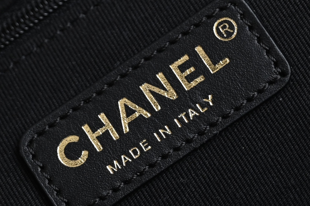 CHANEL 𝟐𝟒𝐊 hand-held camera bag / cosmetic case counter price 𝟦𝟦𝟦𝟦𝟢𝟢𝟢 𝗋𝗆𝖻 Purchase development 〰️ leather surface is waxed texture lambskin material feel delicate and soft fleshy after a special process of treatment of the leather surface is more wear-resistant and resistant to fabrication of the leather surface is transparent and delicate! Vintage chic without effort to match easily to create a sense of casual relaxation Hardware: 24K light gold plating Leather: glossy wrinkled lambskin Size: 𝟣𝟦* 𝟤𝟥* 𝟫𝖼 𝗆-High-fashion factory