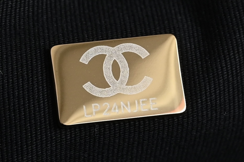 CHANEL 𝟐𝟒𝐊 hand-held camera bag / cosmetic case counter price 𝟦𝟦𝟦𝟦𝟢𝟢𝟢 𝗋𝗆𝖻 Purchase development 〰️ leather surface is waxed texture lambskin material feel delicate and soft fleshy after a special process of treatment of the leather surface is more wear-resistant and resistant to fabrication of the leather surface is transparent and delicate! Vintage chic without effort to match easily to create a sense of casual relaxation Hardware: 24K light gold plating Leather: glossy wrinkled lambskin Size: 𝟣𝟦* 𝟤𝟥* 𝟫𝖼 𝗆-High-fashion factory