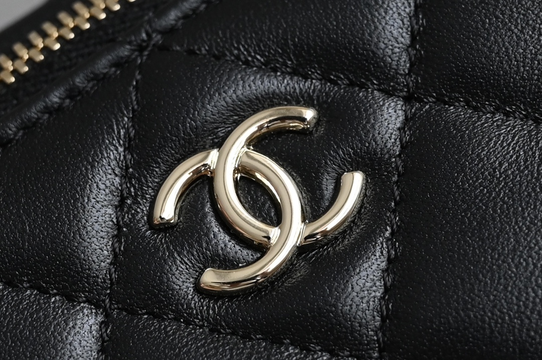 CHANEL 𝟐𝟒𝐊 hand-held camera bag / cosmetic case counter price 𝟦𝟦𝟦𝟦𝟢𝟢𝟢 𝗋𝗆𝖻 Purchase development 〰️ leather surface is waxed texture lambskin material feel delicate and soft fleshy after a special process of treatment of the leather surface is more wear-resistant and resistant to fabrication of the leather surface is transparent and delicate! Vintage chic without effort to match easily to create a sense of casual relaxation Hardware: 24K light gold plating Leather: glossy wrinkled lambskin Size: 𝟣𝟦* 𝟤𝟥* 𝟫𝖼 𝗆-High-fashion factory
