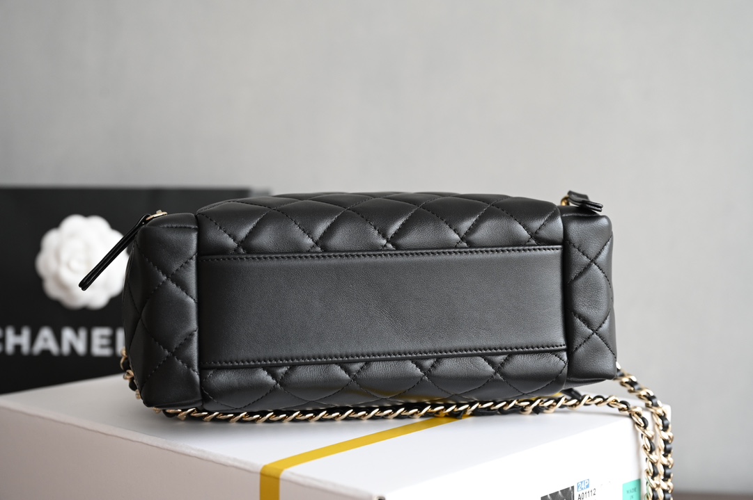 CHANEL 𝟐𝟒𝐊 hand-held camera bag / cosmetic case counter price 𝟦𝟦𝟦𝟦𝟢𝟢𝟢 𝗋𝗆𝖻 Purchase development 〰️ leather surface is waxed texture lambskin material feel delicate and soft fleshy after a special process of treatment of the leather surface is more wear-resistant and resistant to fabrication of the leather surface is transparent and delicate! Vintage chic without effort to match easily to create a sense of casual relaxation Hardware: 24K light gold plating Leather: glossy wrinkled lambskin Size: 𝟣𝟦* 𝟤𝟥* 𝟫𝖼 𝗆-High-fashion factory