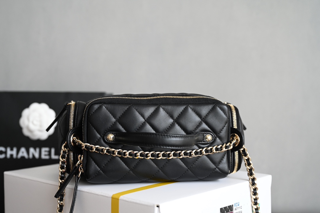 CHANEL 𝟐𝟒𝐊 hand-held camera bag / cosmetic case counter price 𝟦𝟦𝟦𝟦𝟢𝟢𝟢 𝗋𝗆𝖻 Purchase development 〰️ leather surface is waxed texture lambskin material feel delicate and soft fleshy after a special process of treatment of the leather surface is more wear-resistant and resistant to fabrication of the leather surface is transparent and delicate! Vintage chic without effort to match easily to create a sense of casual relaxation Hardware: 24K light gold plating Leather: glossy wrinkled lambskin Size: 𝟣𝟦* 𝟤𝟥* 𝟫𝖼 𝗆-High-fashion factory