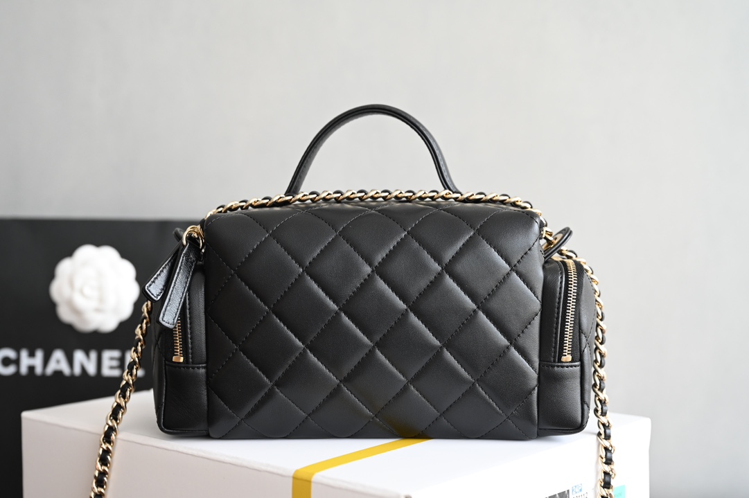 CHANEL 𝟐𝟒𝐊 hand-held camera bag / cosmetic case counter price 𝟦𝟦𝟦𝟦𝟢𝟢𝟢 𝗋𝗆𝖻 Purchase development 〰️ leather surface is waxed texture lambskin material feel delicate and soft fleshy after a special process of treatment of the leather surface is more wear-resistant and resistant to fabrication of the leather surface is transparent and delicate! Vintage chic without effort to match easily to create a sense of casual relaxation Hardware: 24K light gold plating Leather: glossy wrinkled lambskin Size: 𝟣𝟦* 𝟤𝟥* 𝟫𝖼 𝗆-High-fashion factory