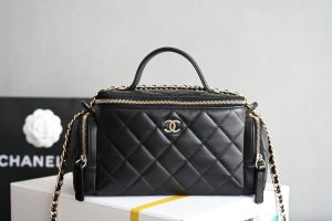 CHANEL  
𝟐𝟒𝐊 手提相机包/化妆盒
专柜售价𝟦𝟦𝟧𝟢𝟢𝗋𝗆𝖻购入开发〰️

皮面为蜡面质感小羊皮材质手感细嫩柔软肉感十足经过特殊工艺处理皮面更加耐磨抗造皮面通透细腻！复古时髦无需费力搭配轻轻松松就能营造出随性松驰感

五金:   24K浅金电镀 
皮料:   亮面皱纹小羊皮
尺寸：𝟣𝟦*𝟤𝟥*𝟫𝖼𝗆-高仿包包