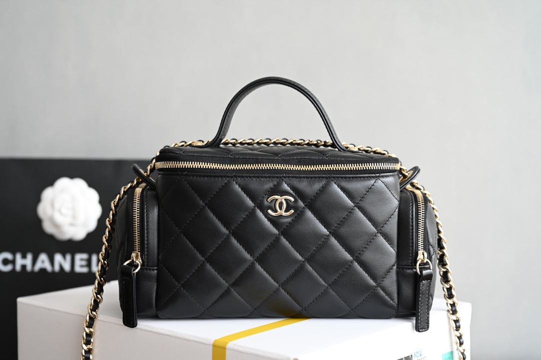 CHANEL 𝟐𝟒𝐊 hand-held camera bag / cosmetic case counter price 𝟦𝟦𝟦𝟦𝟢𝟢𝟢 𝗋𝗆𝖻 Purchase development 〰️ leather surface is waxed texture lambskin material feel delicate and soft fleshy after a special process of treatment of the leather surface is more wear-resistant and resistant to fabrication of the leather surface is transparent and delicate! Vintage chic without effort to match easily to create a sense of casual relaxation Hardware: 24K light gold plating Leather: glossy wrinkled lambskin Size: 𝟣𝟦* 𝟤𝟥* 𝟫𝖼 𝗆-High-fashion factory