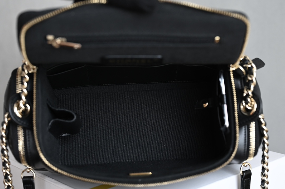 CHANEL 𝟐𝟒𝐊 hand-held camera bag / cosmetic case counter price 𝟦𝟦𝟦𝟦𝟢𝟢𝟢 𝗋𝗆𝖻 Purchase development 〰️ leather surface is waxed texture lambskin material feel delicate and soft fleshy after a special process of treatment of the leather surface is more wear-resistant and resistant to fabrication of the leather surface is transparent and delicate! Vintage chic without effort to match easily to create a sense of casual relaxation Hardware: 24K light gold plating Leather: glossy wrinkled lambskin Size: 𝟣𝟦* 𝟤𝟥* 𝟫𝖼 𝗆-High-fashion factory