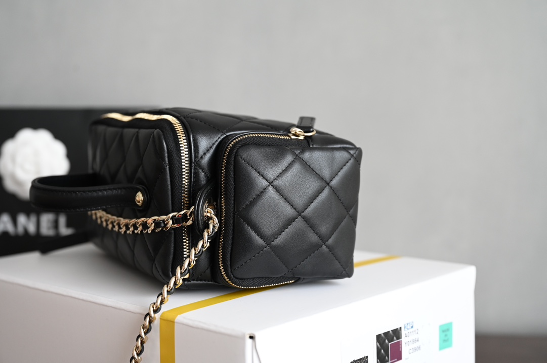 CHANEL 𝟐𝟒𝐊 hand-held camera bag / cosmetic case counter price 𝟦𝟦𝟦𝟦𝟢𝟢𝟢 𝗋𝗆𝖻 Purchase development 〰️ leather surface is waxed texture lambskin material feel delicate and soft fleshy after a special process of treatment of the leather surface is more wear-resistant and resistant to fabrication of the leather surface is transparent and delicate! Vintage chic without effort to match easily to create a sense of casual relaxation Hardware: 24K light gold plating Leather: glossy wrinkled lambskin Size: 𝟣𝟦* 𝟤𝟥* 𝟫𝖼 𝗆-High-fashion factory