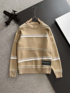 P540 LV 2024 official website fall and winter newest round neck sweater on sale pop-up! Special wool blend fabric. Hand feel comfortable. Can be in direct contact with the skin logo badge exquisite embroidery logo is extremely eye-catching! Details highlight the charm of the big fashion brands. Exquisite workmanship. Three-dimensional cutting style. Wearing effect is unbeatable handsome! Three labels complete! Size: M-3XL