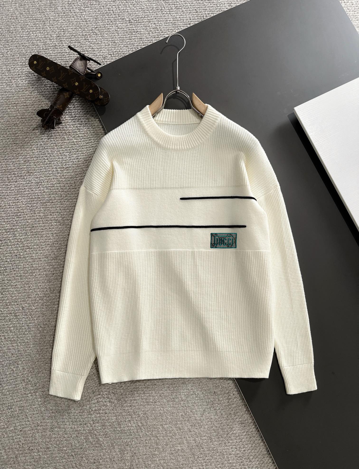 P540 Gucci 2024官网秋冬季最新款圆领毛衣在售爆款！特供羊毛混纺面料.手感舒适.可直接接触皮肤logo徽章精致刺绣标志极为抢眼！细节凸显大牌时尚魅力.精致做工.立体裁剪风格.穿着效果无敌帅气！三标齐全！码数：M-3XL-高仿包包