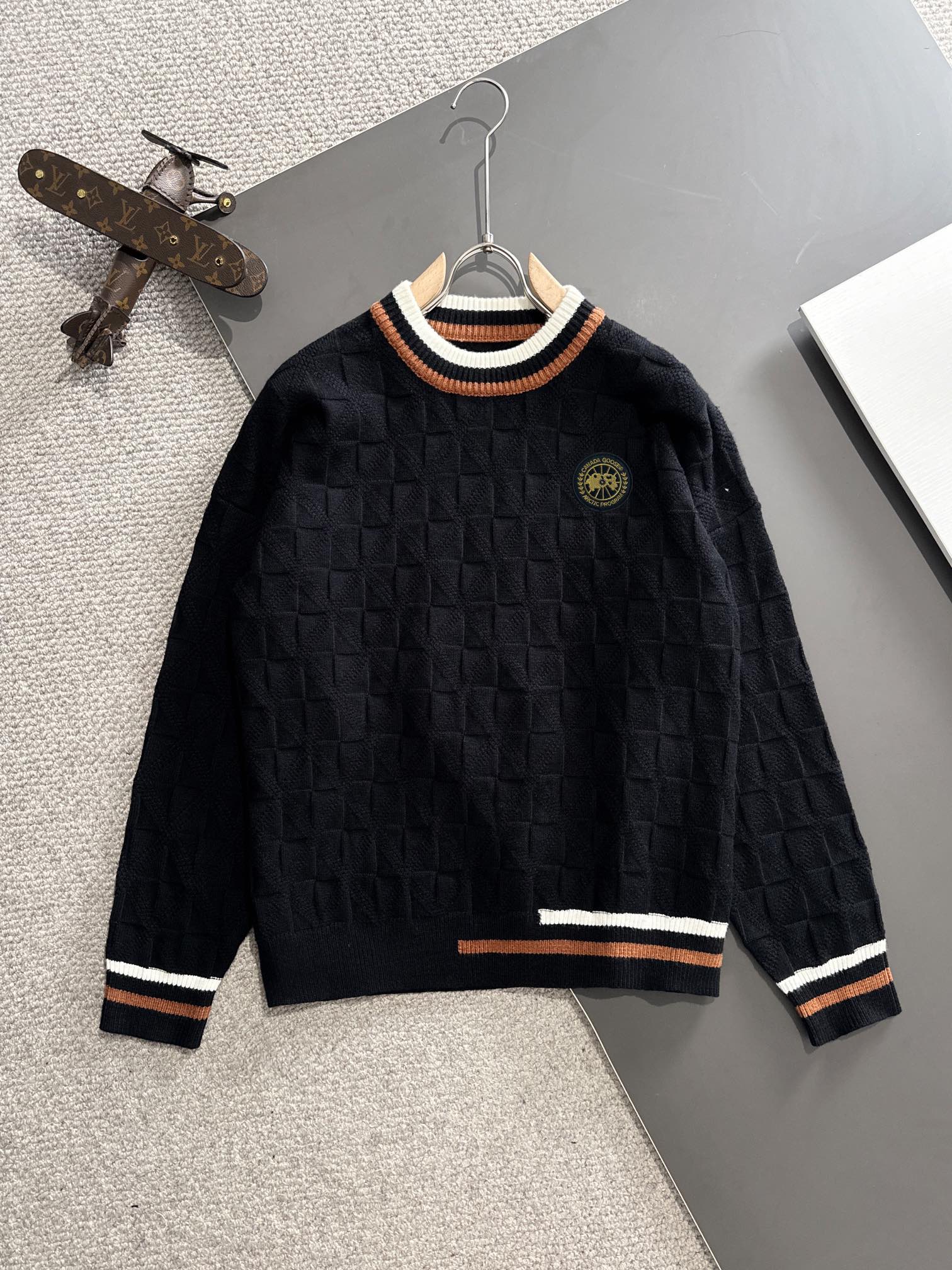 P540 LV 2024 official website fall and winter newest round neck sweater on sale pop-up! Special wool blend fabric. Hand feel comfortable. Can be in direct contact with the skin logo badge exquisite embroidery logo is extremely eye-catching! Details highlight the charm of the big fashion brands. Exquisite workmanship. Three-dimensional cutting style. Wearing effect is unbeatable handsome! Three labels complete! Size: M-3XL