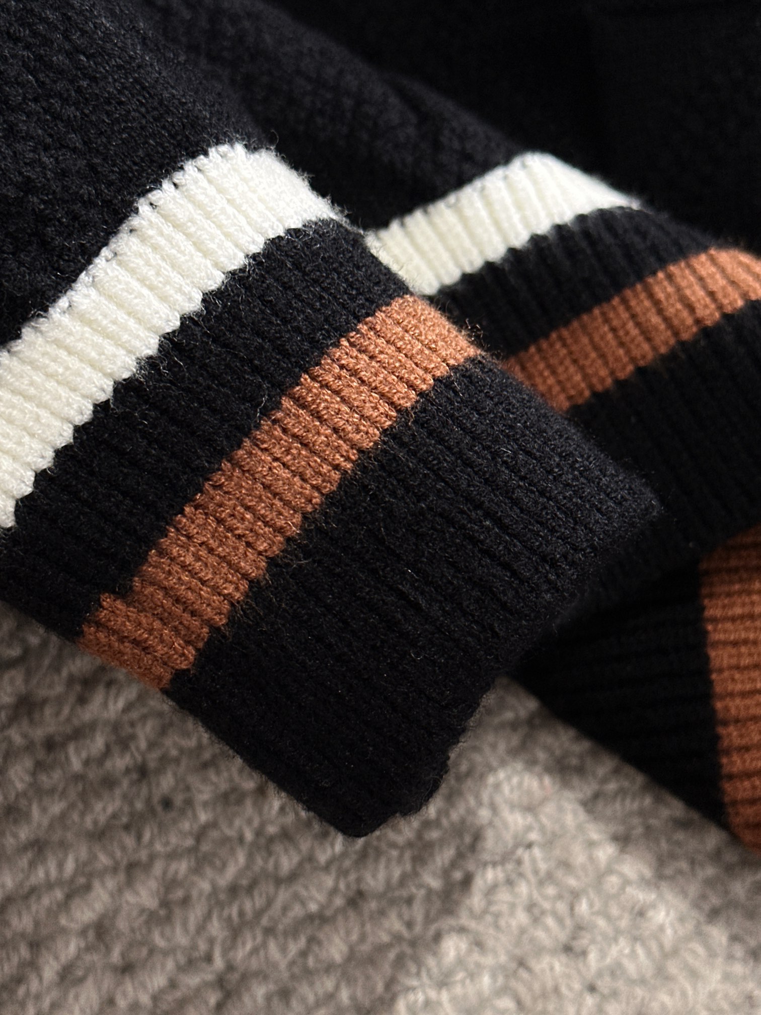 Picture [4]-P540 Canada Goose 2024 official website fall and winter newest round neck sweater on sale pop-up! Special wool blend fabric . Hand feel comfortable. Can be in direct contact with the skin logo badge exquisite embroidery logo is extremely eye-catching! Details highlight the big fashion charm. Exquisite workmanship. Three-dimensional cutting style. Wearing effect is unbeatable handsome! Three labels complete! Yardage: M-3XL-high replica handbags