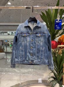 P640 LP诺悠翩雅 2024秋冬时装款！专柜复刻版牛仔夹克外套 顶级工艺客供五金高端水洗颜色超正！人手必备的时尚单品！ 进口丹宁布牛仔面料细节用料都非常考究显示了设计师极致的用心制作更像是一件工艺品整体版型很赞高端比入！！尺码： M-XXL（175 145斤L最大穿190斤）-高仿包包