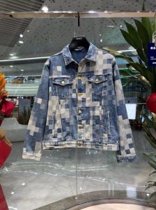 P640 LV 2024秋冬时装款！专柜复刻版牛仔夹克外套 顶级工艺客供五金高端水洗颜色超正！人手必备的时尚单品！ 进口丹宁布牛仔面料细节用料都非常考究显示了设计师极致的用心制作更像是一件工艺品整体版型很赞高端比入！！尺码： M-XXL（175 145斤L最大穿190斤）-高仿包包