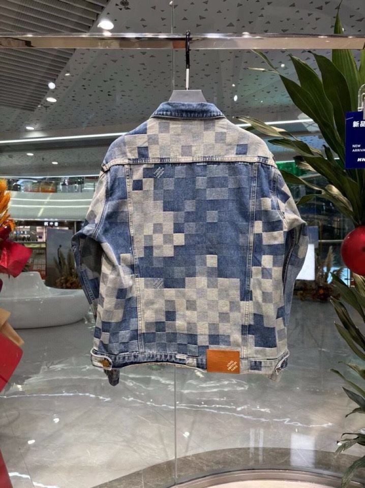 图片[2]-P640 LV 2024秋冬时装款！专柜复刻版牛仔夹克外套 顶级工艺客供五金高端水洗颜色超正！人手必备的时尚单品！ 进口丹宁布牛仔面料细节用料都非常考究显示了设计师极致的用心制作更像是一件工艺品整体版型很赞高端比入！！尺码： M-XXL（175 145斤L最大穿190斤）-高仿包包