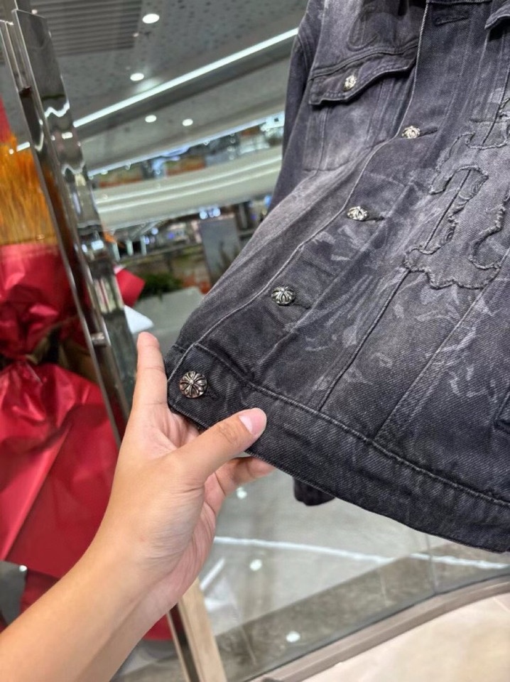 图片[5]-P660 Chrome Hearts克罗心 2024秋冬时装款！专柜复刻版牛仔夹克外套 顶级工艺客供五金高端水洗颜色超正！人手必备的时尚单品！ 进口丹宁布牛仔面料细节用料都非常考究显示了设计师极致的用心制作更像是一件工艺品整体版型很赞高端比入！！尺码： M-XXL（175 145斤L最大穿190斤）-高仿包包
