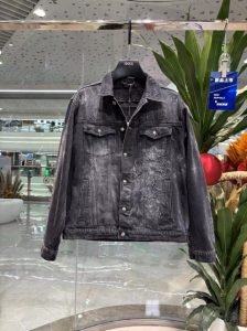 P660 Chrome Hearts克罗心 2024秋冬时装款！专柜复刻版牛仔夹克外套 顶级工艺客供五金高端水洗颜色超正！人手必备的时尚单品！ 进口丹宁布牛仔面料细节用料都非常考究显示了设计师极致的用心制作更像是一件工艺品整体版型很赞高端比入！！尺码： M-XXL（175 145斤L最大穿190斤）-高仿包包