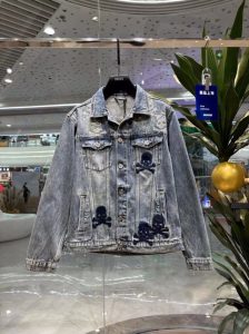 P660 PP菲利普 2024秋冬时装款！专柜复刻版牛仔夹克外套 顶级工艺客供五金高端水洗颜色超正！人手必备的时尚单品！ 进口丹宁布牛仔面料细节用料都非常考究显示了设计师极致的用心制作更像是一件工艺品整体版型很赞高端比入！！尺码： M-XXL（175 145斤L最大穿190斤）-高仿包包