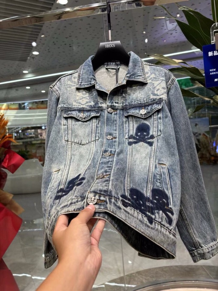 P660 Chrome Hearts Croheart Fall/Winter 2024 Fashion! Counter replica denim jacket jacket Top craftsmanship Guest hardware High-end wash Color is super positive! Manpower must have fashion items! Imported denim denim fabric details with materials are very careful to show the designer's ultimate dedication to the production of more like a work of art, the overall version of the awesome high-end than into! Size: M-XXL (175 145 pounds L maximum wear 190 pounds)