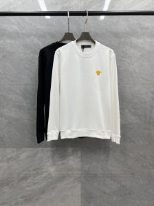 P520 VER范思哲 稳定货源销售期长 2024秋冬新款美杜莎高密度刺绣logo毛圈400g针织棉男女同款运动套头圆领卫衣衫
男女同款美杜莎细节刺绣装饰针织卫衣 最新早秋系列上身舒适和时尚兼得这一季的V是真爱呀！
专业定制的毛圈棉针织面料着身舒爽透气性绝佳可横跨春夏秋三季穿着！
这款面料呈现出柔软滑爽悬垂耐磨易打理的优点手感细腻、绵软舒适性给你百份百的贴心亲肤呵护版型立体精致不易起皱上身舒适却不失柔软度亲肤细腻在运动时起到透气吸湿的强悍性能贴身穿着都非常舒适
任何身材皆可轻松驾驭！休闲运动的裁剪设计版型非常时尚显年轻也是人人都需要的那种单品又基础百搭又有细节化元素可以说是目前时尚圈的大势更是流行风向标居家/休闲/运动/日常都是非常不错的选择！上身完全不挑人的款式自带强大气场的俐落感高精工艺的制作水准自然呈现的高品质！休闲百搭、男女上身都好穿超级火爆的新品套装你还在犹豫什么呢！
颜色：黑色、白色
S码：肩宽45cm-胸围106cm-衣长66cm-袖长62cm
M码：肩宽46cm-胸围110cm-衣长68cm-袖64cm
L码：肩宽47cm-胸围114cm-衣长70cm-袖长65cm
XL码：肩宽48cm-胸围118cm-衣长72cm-袖长66cm
尺码推荐（微阔版型）：
身高174-140斤试穿S码合适！
男生体重140斤以内选择S码140-150斤选择M码155-165斤选择L码170-190斤以上选择XL码！
女生全部选择S码即可！-高仿包包
