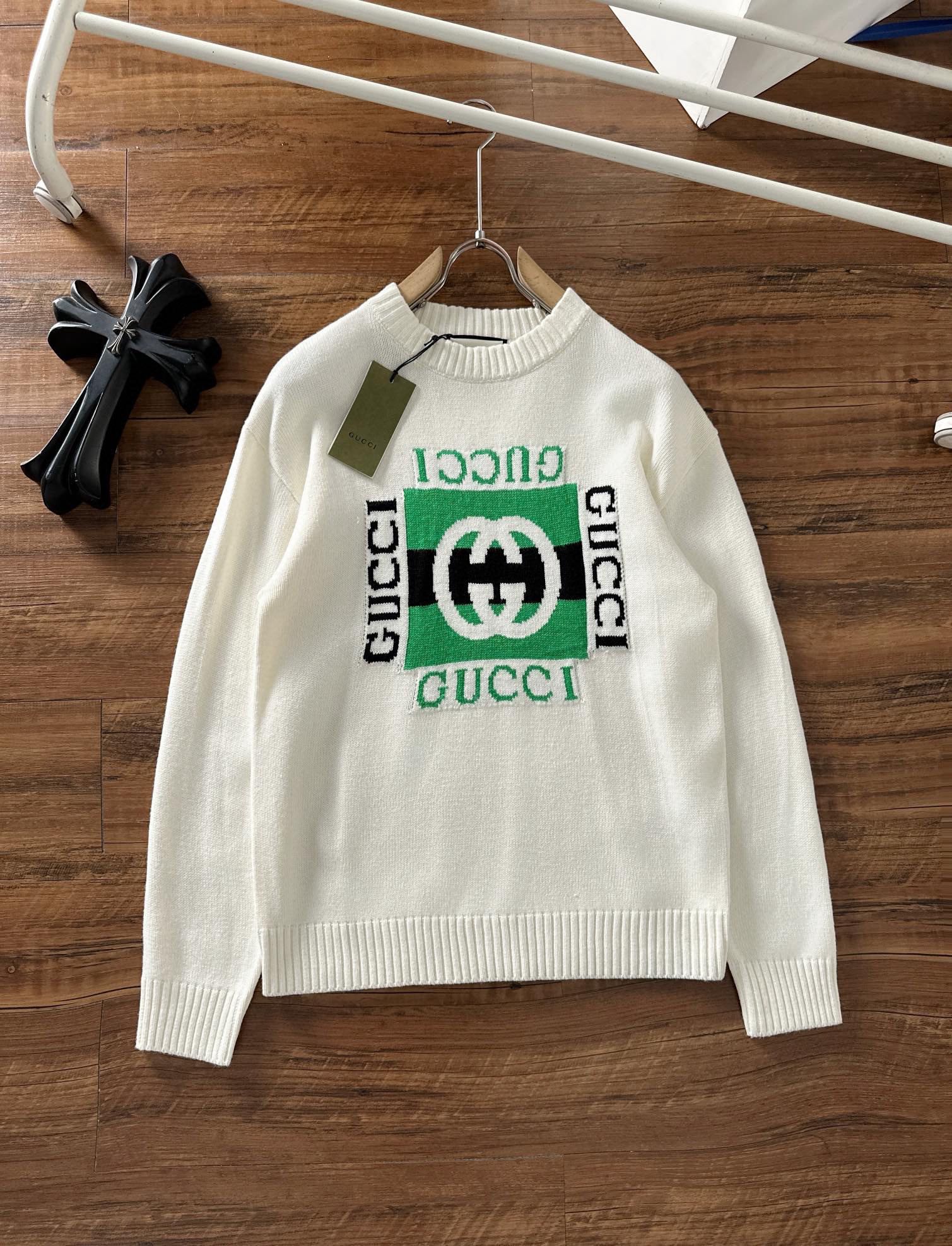 P600 Gucci古驰 2024秋冬最新系列羊毛衫毛衣 专柜1:1顶级复刻全品相！加厚款潮人必备单品！懂货的老铁赶紧下手面料：羊绒10%羊毛60%氨纶30%
尺码M~3XL 178 145斤穿L 最大穿210斤-高仿包包