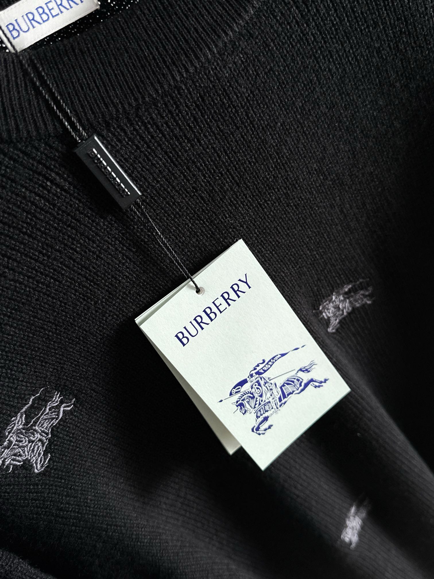 图片[6]-P600 Burberry博柏利 2024秋冬最新系列羊毛衫毛衣 专柜1:1顶级复刻全品相！加厚款潮人必备单品！懂货的老铁赶紧下手面料：羊绒10%羊毛60%氨纶30%
尺码M~3XL 178 145斤穿L 最大穿210斤-高仿包包