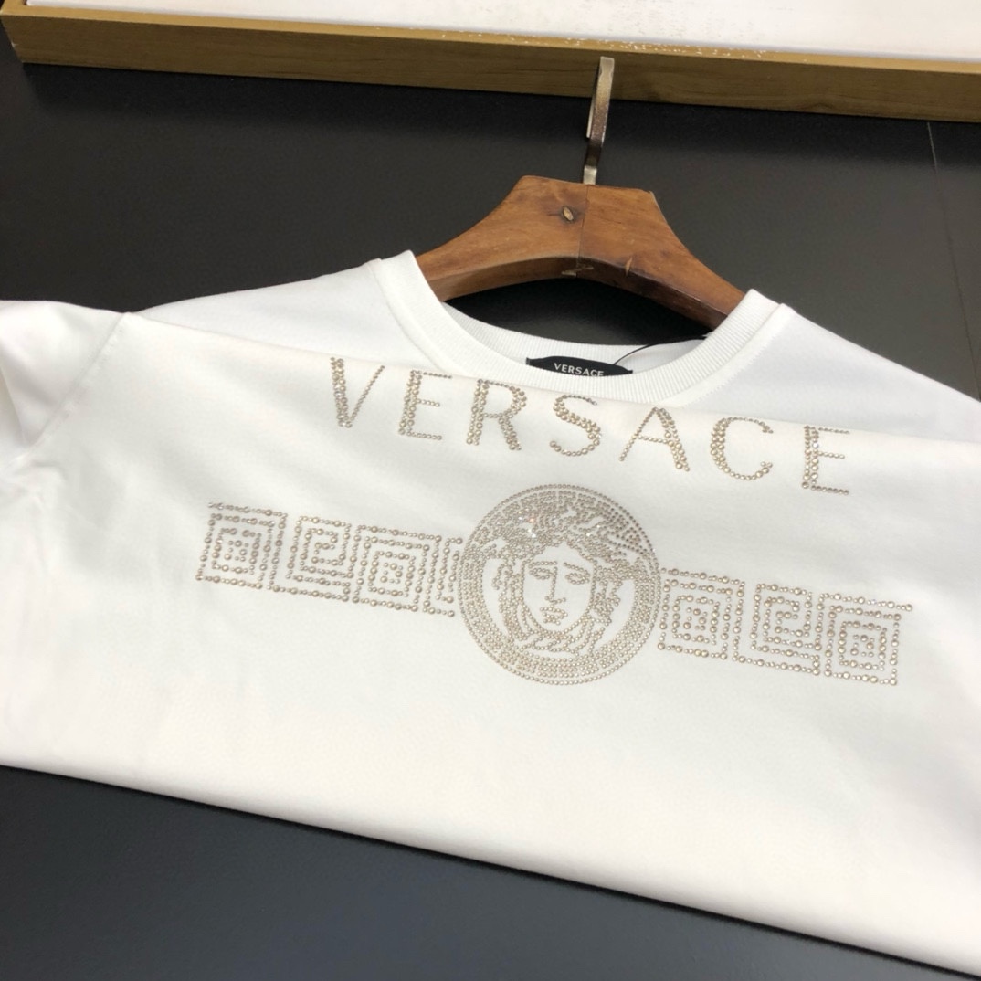 图片[7]-P440 VER范思哲  2024秋冬新款圆领卫衣T恤 胸前品牌logo重工设计 单穿打底都非常特色 采用高克重360克进口环保棉、布面细腻、柔软、经典之作、古典、简单、大方、手感超柔软细腻 穿着亲肤舒适 高端精品 代工厂精细做工 上身非常赞 男士必备单品 三标齐全
尺码：M~5XL  178 140斤穿L 最大穿230斤-高仿包包
