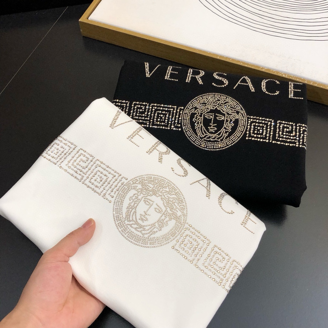 图片[4]-P440 VER范思哲  2024秋冬新款圆领卫衣T恤 胸前品牌logo重工设计 单穿打底都非常特色 采用高克重360克进口环保棉、布面细腻、柔软、经典之作、古典、简单、大方、手感超柔软细腻 穿着亲肤舒适 高端精品 代工厂精细做工 上身非常赞 男士必备单品 三标齐全
尺码：M~5XL  178 140斤穿L 最大穿230斤-高仿包包