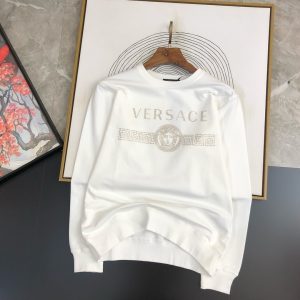 P440 VER范思哲  2024秋冬新款圆领卫衣T恤 胸前品牌logo重工设计 单穿打底都非常特色 采用高克重360克进口环保棉、布面细腻、柔软、经典之作、古典、简单、大方、手感超柔软细腻 穿着亲肤舒适 高端精品 代工厂精细做工 上身非常赞 男士必备单品 三标齐全
尺码：M~5XL  178 140斤穿L 最大穿230斤-高仿包包