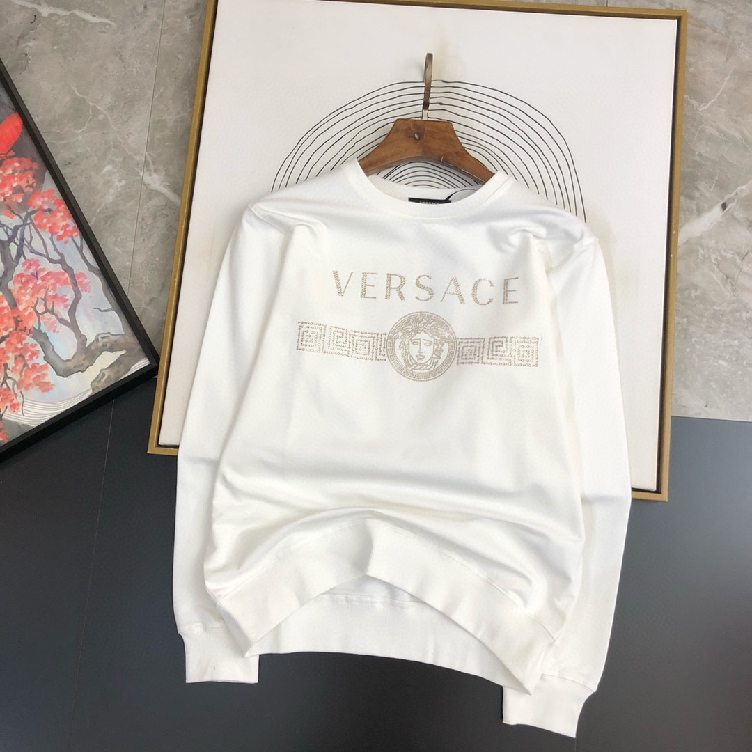 P440 VER范思哲  2024秋冬新款圆领卫衣T恤 胸前品牌logo重工设计 单穿打底都非常特色 采用高克重360克进口环保棉、布面细腻、柔软、经典之作、古典、简单、大方、手感超柔软细腻 穿着亲肤舒适 高端精品 代工厂精细做工 上身非常赞 男士必备单品 三标齐全
尺码：M~5XL  178 140斤穿L 最大穿230斤-高仿包包
