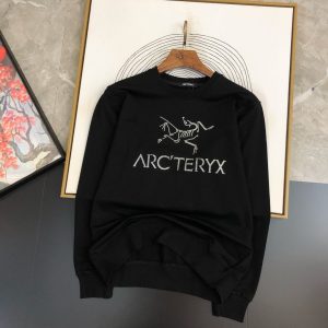 P440 ARC始祖鸟  2024秋冬新款圆领卫衣T恤 胸前品牌logo重工设计 单穿打底都非常特色 采用高克重360克进口环保棉、布面细腻、柔软、经典之作、古典、简单、大方、手感超柔软细腻 穿着亲肤舒适 高端精品 代工厂精细做工 上身非常赞 男士必备单品 三标齐全
尺码：M~5XL  178 140斤穿L 最大穿220斤-高仿包包