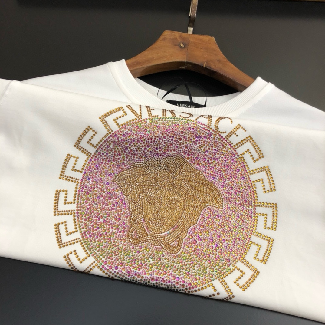 P440 VER Versace 2024 fall and winter new round neck sweater T-shirt chest brand logo heavy-duty design single wear bottoming are very distinctive The use of high grams of 360 grams of imported environmentally friendly cotton, fabric delicate, soft, classic, classical, simple, generous, feel super soft and delicate wear skin-friendly and comfortable High-end boutique factories fine workmanship on the very men's must-have single product Three complete sizes: M ~ 5XL 178 140 pounds to wear L maximum wear 230 pounds-high imitation factory