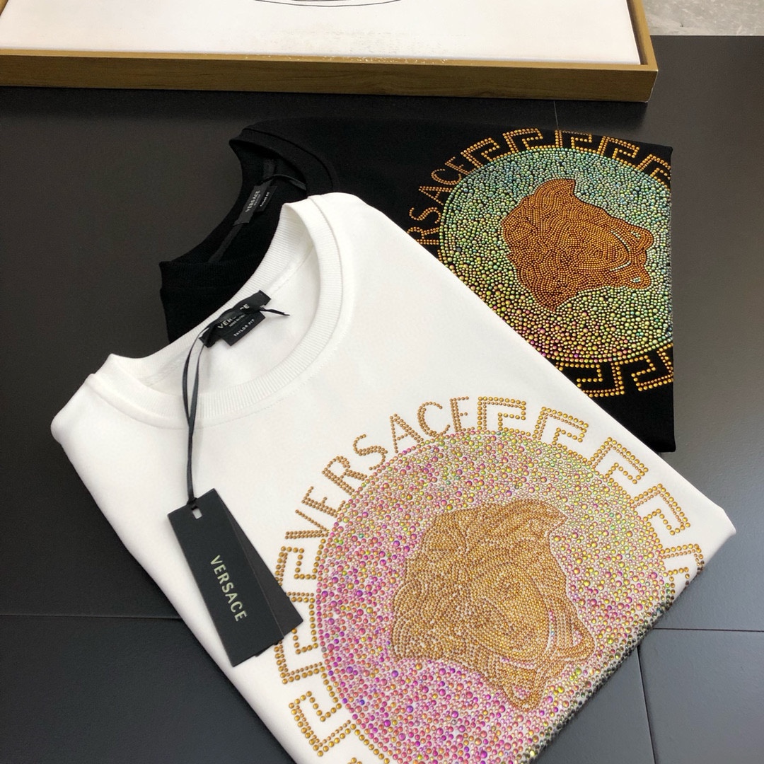 P440 VER Versace 2024 fall and winter new round neck sweater T-shirt chest brand logo heavy-duty design single wear bottoming are very distinctive The use of high grams of 360 grams of imported environmentally friendly cotton, fabric delicate, soft, classic, classical, simple, generous, feel super soft and delicate wear skin-friendly and comfortable High-end boutique factories fine workmanship on the very men's must-have single product Three complete sizes: M ~ 5XL 178 140 pounds to wear L maximum wear 230 pounds-high imitation factory