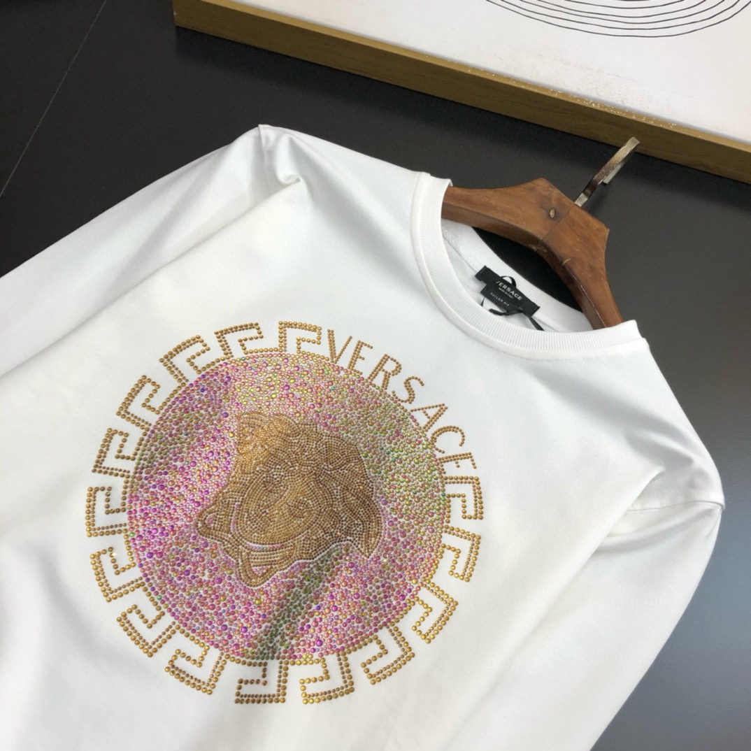 P440 VER Versace 2024 fall and winter new round neck sweater T-shirt chest brand logo heavy-duty design single wear bottoming are very distinctive The use of high grams of 360 grams of imported environmentally friendly cotton, fabric delicate, soft, classic, classical, simple, generous, feel super soft and delicate wear skin-friendly and comfortable High-end boutique factories fine workmanship on the very men's must-have single product Three complete sizes: M ~ 5XL 178 140 pounds to wear L maximum wear 230 pounds-high imitation factory