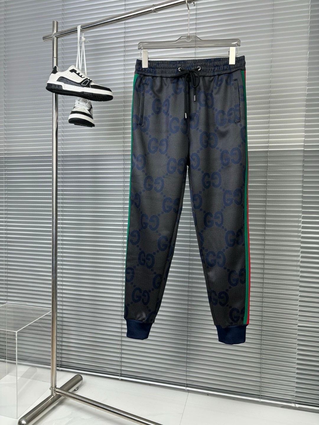 图片[8]-P700 Gucci古驰 2024时尚爆款  男士休闲套装 这款套装绅士们穿起来那气质是怎么遮掩也遮挡不了的 精选复合面料 效果非常好 真正的大货订单 恰到好处的修身版型 上身效果非常好 能很棒的体现男性修长体态 这种时装在明星中们 时尚大咖们中出镜高 跟随潮流时尚打造自我的男性魅力~~ M-2XL  不单卖
​-高仿包包
