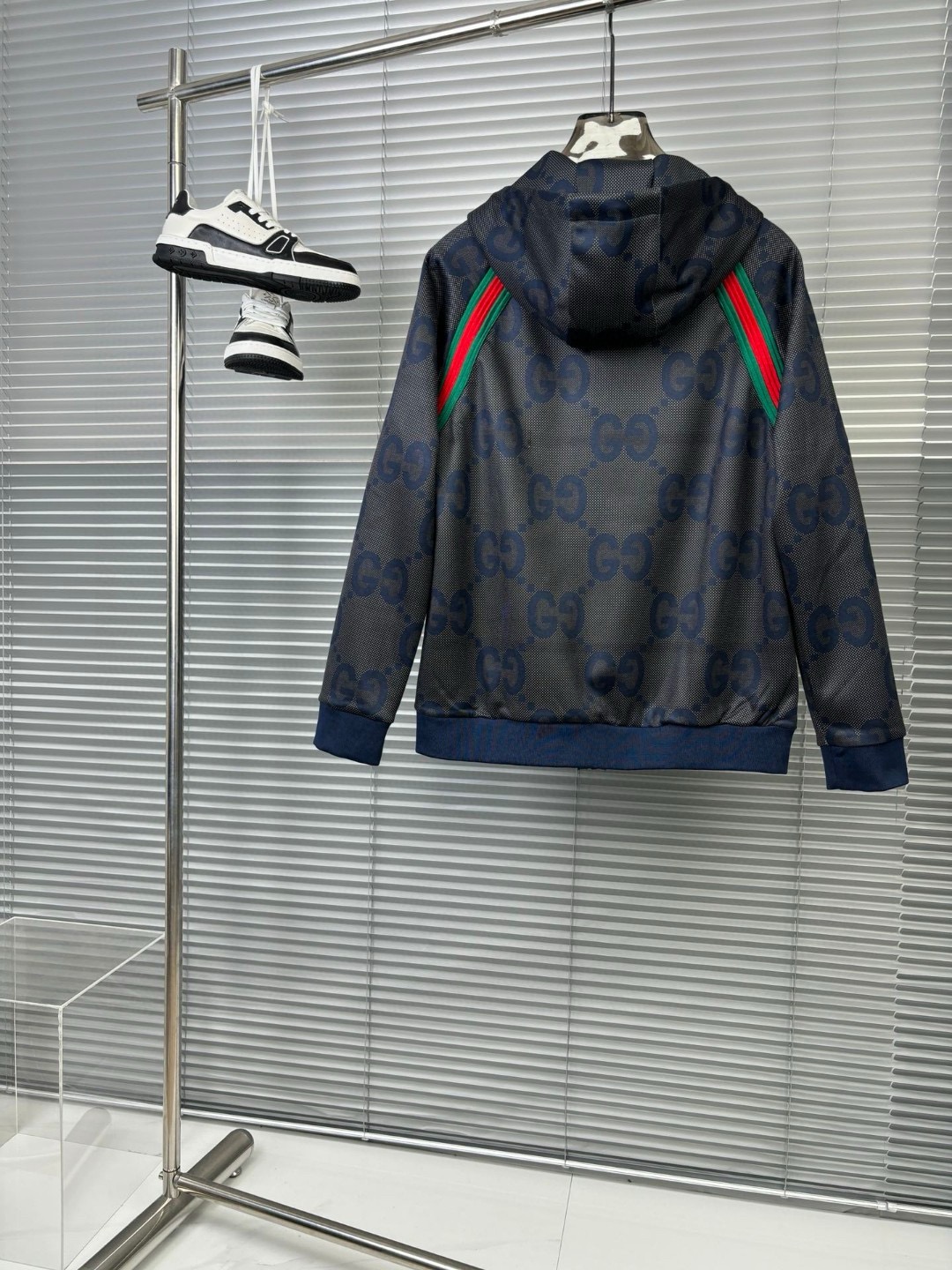 图片[3]-P700 Gucci古驰 2024时尚爆款  男士休闲套装 这款套装绅士们穿起来那气质是怎么遮掩也遮挡不了的 精选复合面料 效果非常好 真正的大货订单 恰到好处的修身版型 上身效果非常好 能很棒的体现男性修长体态 这种时装在明星中们 时尚大咖们中出镜高 跟随潮流时尚打造自我的男性魅力~~ M-2XL  不单卖
​-高仿包包