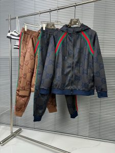 P700 Gucci古驰 2024时尚爆款  男士休闲套装 这款套装绅士们穿起来那气质是怎么遮掩也遮挡不了的 精选复合面料 效果非常好 真正的大货订单 恰到好处的修身版型 上身效果非常好 能很棒的体现男性修长体态 这种时装在明星中们 时尚大咖们中出镜高 跟随潮流时尚打造自我的男性魅力~~ M-2XL  不单卖
​-高仿包包