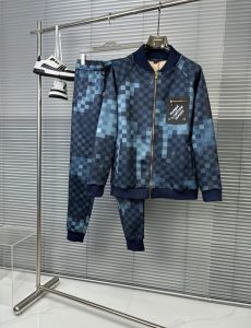 P700 LV 2024SS秋冬新品！男士经典刺徽标元素运动休闲连帽开衫外套+抽绳卫裤套装！贸易公司渠道稀出24年新一季力推款春季时尚运动套装让整款套装上身更具型格精气神十足！甄选客供精纺纤维针织棉面料高密度机织工艺让质感更垂坠内里织面鳞甲般整齐有序、柔软舒适亲肤透爽区别于染色体严重的面料！衣身与裤身经典立体刺绣徽标非常显眼时尚且极具奢华辨识度！休闲运动的裁剪设计版型非常时尚显年轻也是人人都需要的那种单品又基础百搭又有细节化元素可以说是目前时尚圈的大势更是流行风向标居家/休闲/运动/日常都是非常不错的选择！上衣+裤子可拆开发售！建议成套搭配效果更佳！M-2XL  不单卖-高仿包包