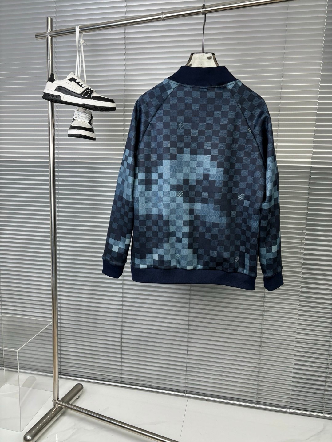 图片[3]-P700 LV 2024SS秋冬新品！男士经典刺徽标元素运动休闲连帽开衫外套+抽绳卫裤套装！贸易公司渠道稀出24年新一季力推款春季时尚运动套装让整款套装上身更具型格精气神十足！甄选客供精纺纤维针织棉面料高密度机织工艺让质感更垂坠内里织面鳞甲般整齐有序、柔软舒适亲肤透爽区别于染色体严重的面料！衣身与裤身经典立体刺绣徽标非常显眼时尚且极具奢华辨识度！休闲运动的裁剪设计版型非常时尚显年轻也是人人都需要的那种单品又基础百搭又有细节化元素可以说是目前时尚圈的大势更是流行风向标居家/休闲/运动/日常都是非常不错的选择！上衣+裤子可拆开发售！建议成套搭配效果更佳！M-2XL  不单卖-高仿包包
