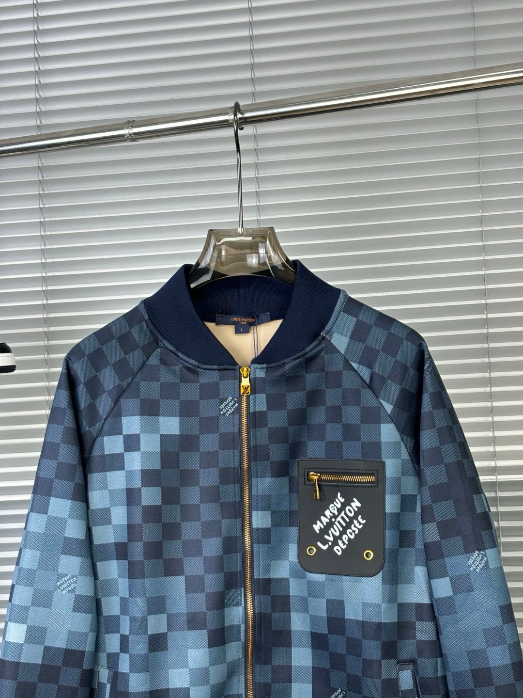 图片[4]-P700 LV 2024SS秋冬新品！男士经典刺徽标元素运动休闲连帽开衫外套+抽绳卫裤套装！贸易公司渠道稀出24年新一季力推款春季时尚运动套装让整款套装上身更具型格精气神十足！甄选客供精纺纤维针织棉面料高密度机织工艺让质感更垂坠内里织面鳞甲般整齐有序、柔软舒适亲肤透爽区别于染色体严重的面料！衣身与裤身经典立体刺绣徽标非常显眼时尚且极具奢华辨识度！休闲运动的裁剪设计版型非常时尚显年轻也是人人都需要的那种单品又基础百搭又有细节化元素可以说是目前时尚圈的大势更是流行风向标居家/休闲/运动/日常都是非常不错的选择！上衣+裤子可拆开发售！建议成套搭配效果更佳！M-2XL  不单卖-高仿包包