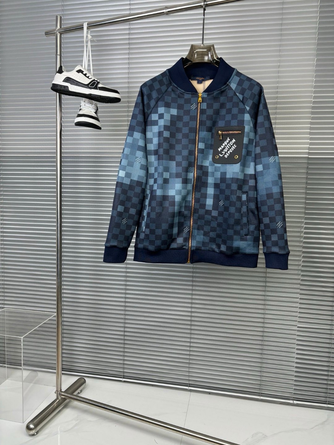 图片[2]-P700 LV 2024SS秋冬新品！男士经典刺徽标元素运动休闲连帽开衫外套+抽绳卫裤套装！贸易公司渠道稀出24年新一季力推款春季时尚运动套装让整款套装上身更具型格精气神十足！甄选客供精纺纤维针织棉面料高密度机织工艺让质感更垂坠内里织面鳞甲般整齐有序、柔软舒适亲肤透爽区别于染色体严重的面料！衣身与裤身经典立体刺绣徽标非常显眼时尚且极具奢华辨识度！休闲运动的裁剪设计版型非常时尚显年轻也是人人都需要的那种单品又基础百搭又有细节化元素可以说是目前时尚圈的大势更是流行风向标居家/休闲/运动/日常都是非常不错的选择！上衣+裤子可拆开发售！建议成套搭配效果更佳！M-2XL  不单卖-高仿包包