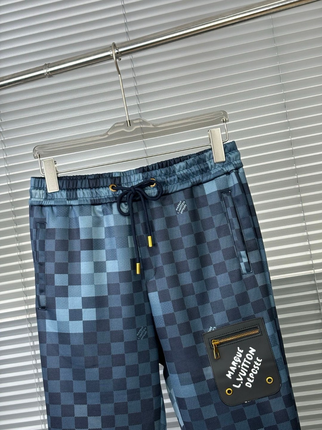 图片[9]-P700 LV 2024SS秋冬新品！男士经典刺徽标元素运动休闲连帽开衫外套+抽绳卫裤套装！贸易公司渠道稀出24年新一季力推款春季时尚运动套装让整款套装上身更具型格精气神十足！甄选客供精纺纤维针织棉面料高密度机织工艺让质感更垂坠内里织面鳞甲般整齐有序、柔软舒适亲肤透爽区别于染色体严重的面料！衣身与裤身经典立体刺绣徽标非常显眼时尚且极具奢华辨识度！休闲运动的裁剪设计版型非常时尚显年轻也是人人都需要的那种单品又基础百搭又有细节化元素可以说是目前时尚圈的大势更是流行风向标居家/休闲/运动/日常都是非常不错的选择！上衣+裤子可拆开发售！建议成套搭配效果更佳！M-2XL  不单卖-高仿包包
